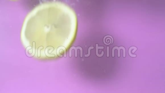 柠檬片在水中缓慢地滴下旋转视频的预览图