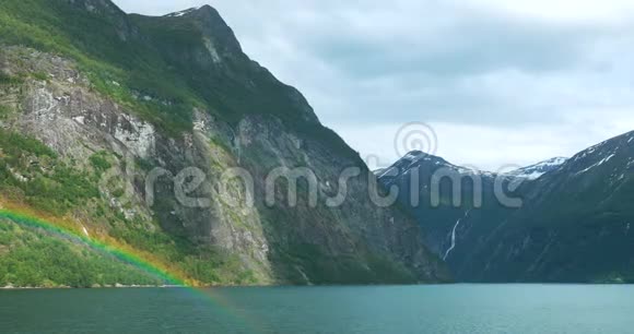 Sunnylvsfjorden挪威五彩缤纷的彩虹上方阳光明媚的吕夫乔登春天的景观从浮式旅游船看视频的预览图