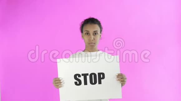 非洲裔美国女活动家粉红色背景的停止海报视频的预览图