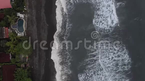 鸟瞰印度洋海岸线视频的预览图