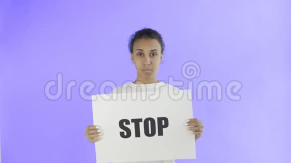 非洲裔美国女活动家在紫罗兰背景下停止海报视频的预览图