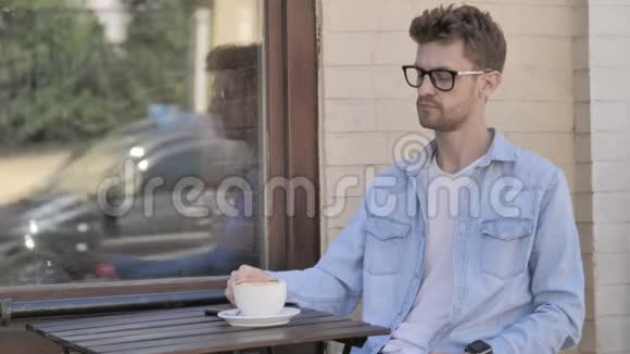 放松的人在室外咖啡厅喝咖啡视频的预览图
