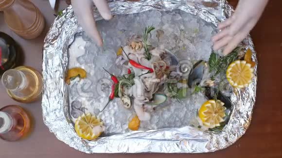 厨师男性手拿盘子里的新鲜海鲜视频的预览图