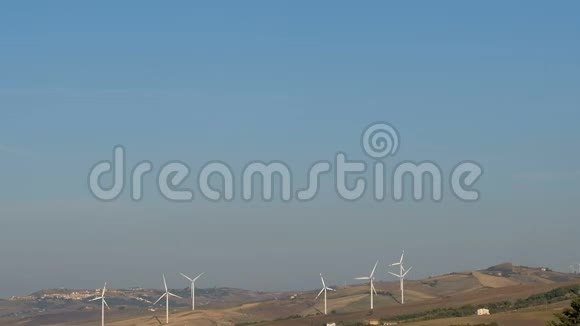 高山风力涡轮机发电场绿色清洁能源生态技术4k视频的预览图