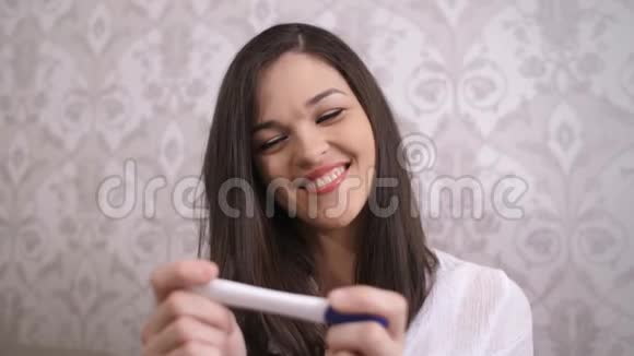 女人看怀孕测试视频的预览图