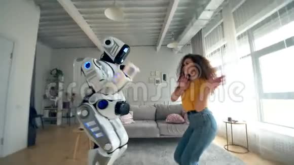 一个高大的机器人和一个年轻的女人跳舞视频的预览图