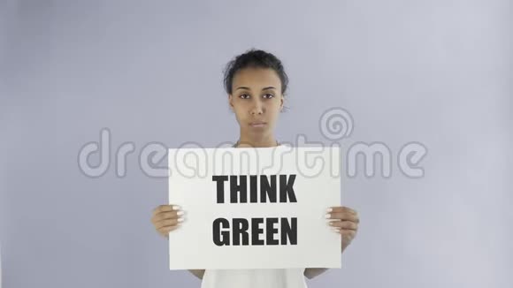 黑人女活动家灰色背景的绿色海报视频的预览图