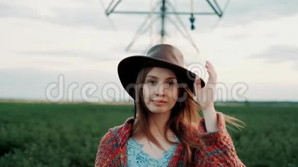 年轻女孩穿着老式服装和帽子在农业领域大自然是美丽的农产品种植有机产品视频的预览图