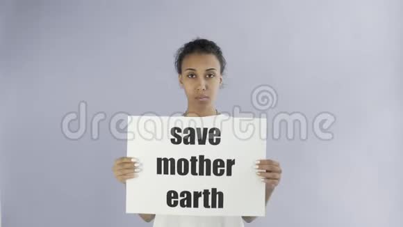非洲裔美国女活动家与拯救地球母亲海报灰色背景视频的预览图