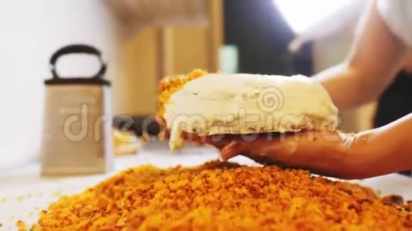 女人在面包店的特写镜头里覆盖奶油蛋糕视频的预览图