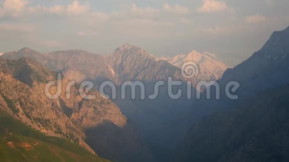 山峡在雾蒙蒙的日子视频的预览图