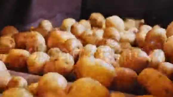 用自动滚筒输送机清理马铃薯视频的预览图