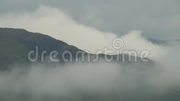 厚厚的雾中山岳般的虚张声势视频的预览图