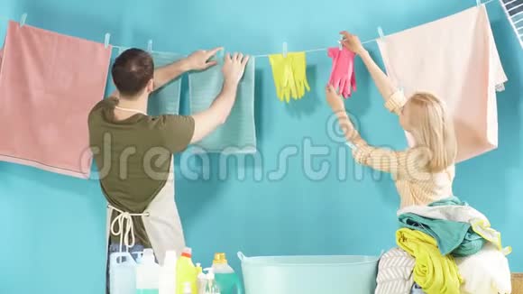微笑积极努力的夫妇准备帮你洗衣服视频的预览图