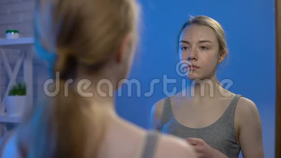 大学女生脸上长痘照镜个人卫生皮肤科视频的预览图