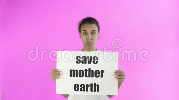 非洲裔美国女活动家与拯救地球母亲海报粉红色背景视频的预览图