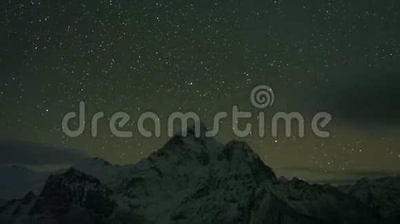 阿玛达布拉姆山上空的夜空尼泊尔喜马拉雅山视频的预览图