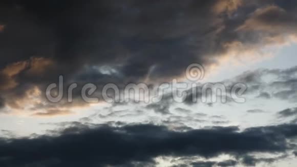 乌云沿着昏暗的黄昏夕阳视频的预览图