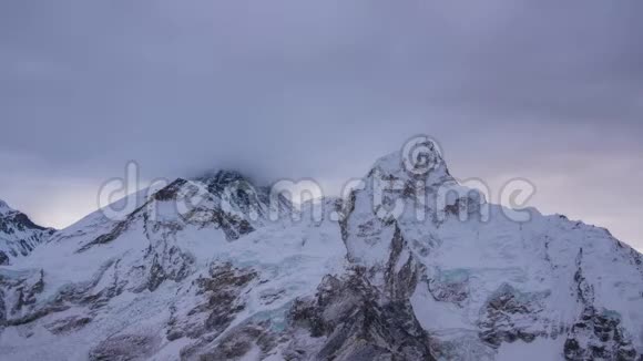 珠穆朗玛峰和努普特山脉喜马拉雅山尼泊尔视频的预览图