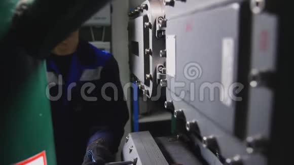 穿蓝色制服的员工在工厂装配控制打滑视频的预览图