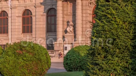 奥地利维也纳著名的自然历史博物馆公园和雕塑时代的美丽景色视频的预览图