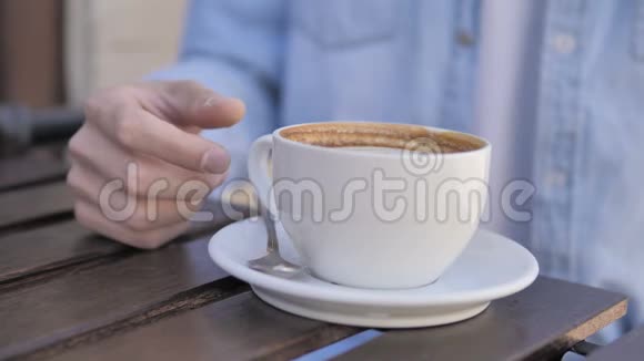 随手拿起咖啡杯喝视频的预览图