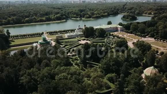 从鸟瞰城市莫斯科的高度视频的预览图