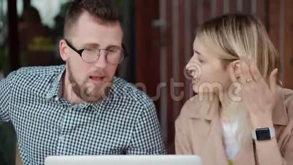 男人和女人在外面谈生意视频的预览图