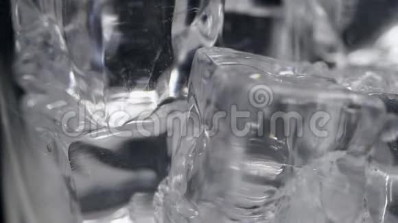 在装有冰块的玻璃杯中倒入透明苏打水慢镜头视频的预览图