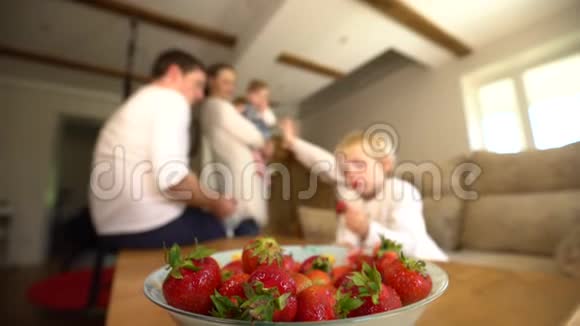 盛满红色成熟浆果的碗模糊的家庭吃草莓健康营养视频的预览图