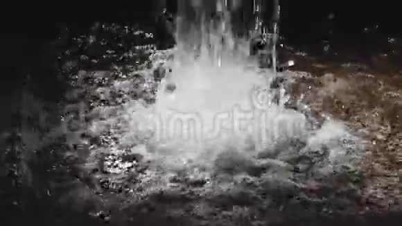 炼油厂综合体冷却设备的水流量下降视频的预览图