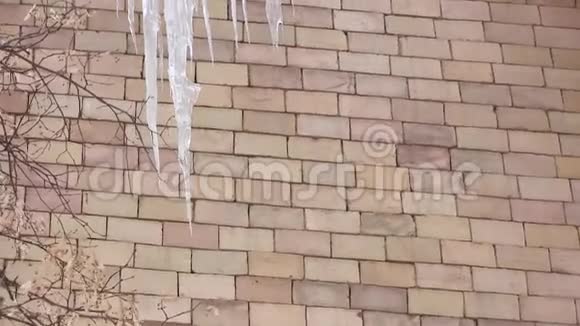 屋顶上的冰柱和冬天的雪视频的预览图