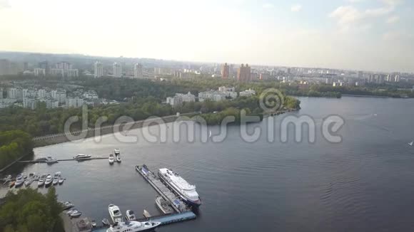 从鸟瞰城市莫斯科的高度视频的预览图
