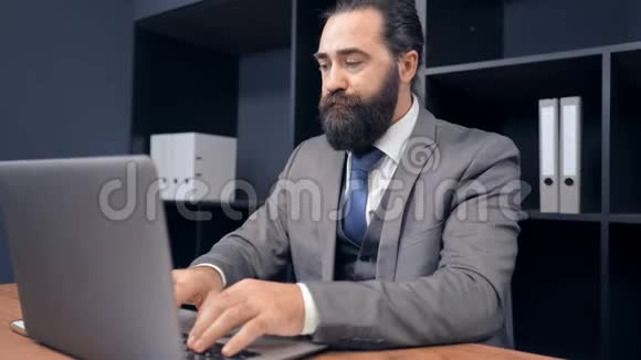 办公室里忙碌的人用电脑检查任务用电话交谈视频的预览图