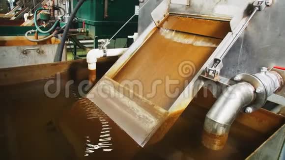 水通过机床流入工厂冷却设备视频的预览图
