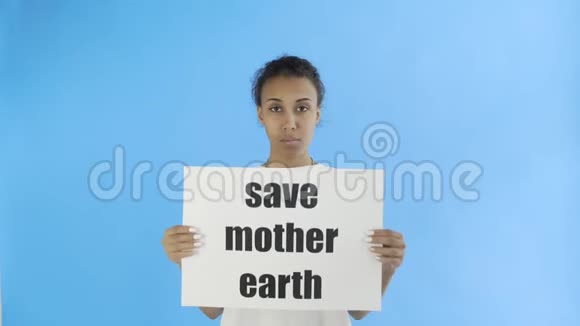 非洲裔美国女活动家与拯救地球母亲海报蓝色背景视频的预览图