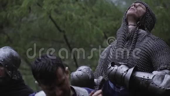 穿着链甲的战士在战斗前祈祷中世纪战争视频的预览图