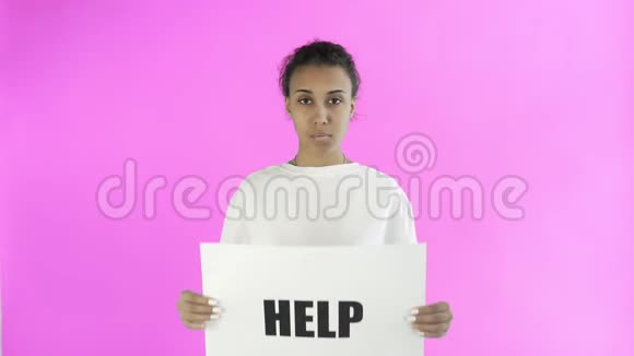 非裔美国女活动家带着粉色海报视频的预览图