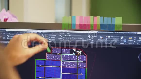 在办公室的特写中男人把彩色贴纸贴在电脑面板上视频的预览图