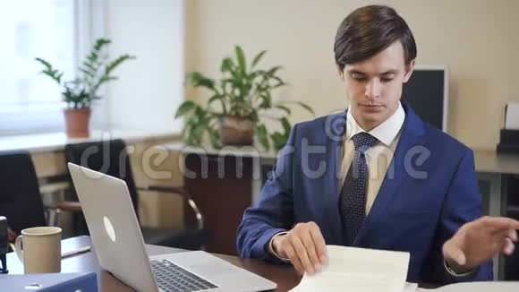 商人在办公室里用电脑工作过度视频的预览图