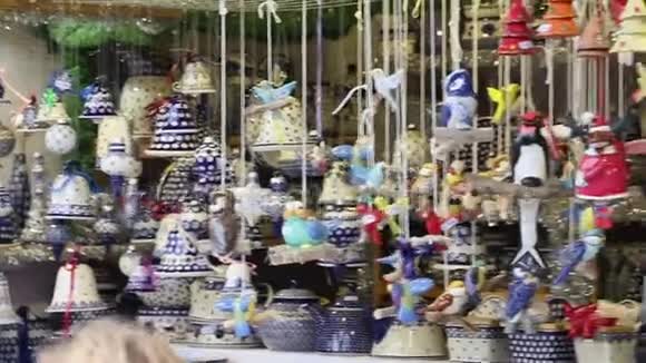 精美的圣诞木制装饰品装饰品和玩具挂在特写视频的预览图