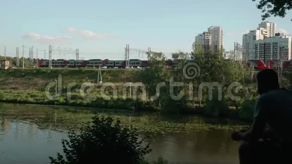 市郊有河流和火车经过背景是高座公寓视频的预览图