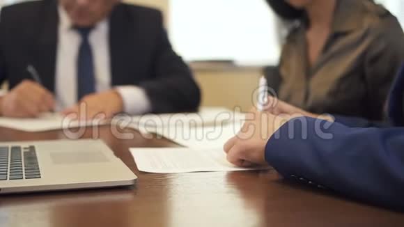 企业家和成熟商人在办公桌上签订合同视频的预览图