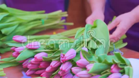 一个女人在花市收集一束郁金香鲜花发货订单创建微商视频的预览图
