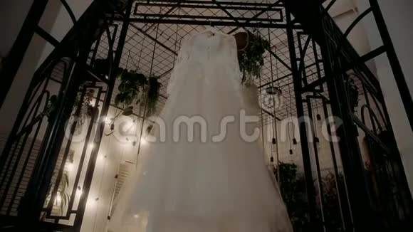 女人衣服挂在大铁笼上视频的预览图