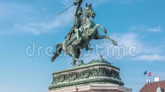 雕像骑手ErzherzogKarl骑在马背上手里拿着旗子赫登广场维也纳视频的预览图