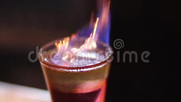 一杯加火的鸡尾酒带火的鸡尾酒视频的预览图