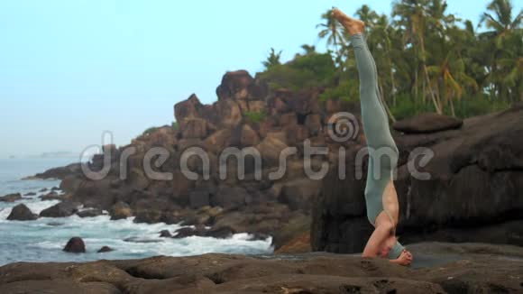 瑜伽老师在海上慢动作从沙萨纳出来视频的预览图