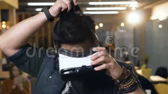 日本商人戴着虚拟现实VR眼镜的现代办公背景视频的预览图