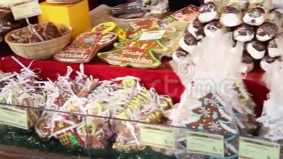 圣诞糖果姜饼和圣诞市场上的手工巧克力美味的食品视频的预览图